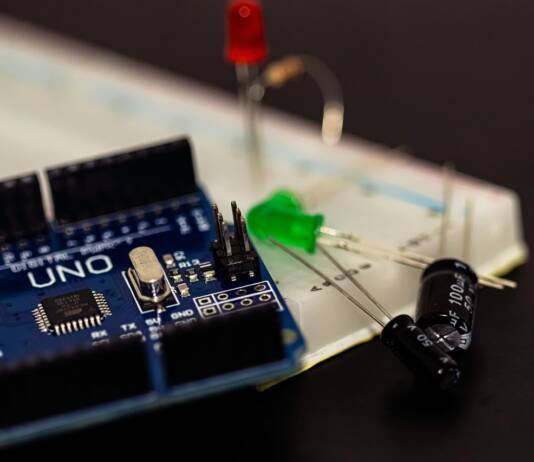 Jak dobrać odpowiedni kondensator do swojego projektu elektronicznego?